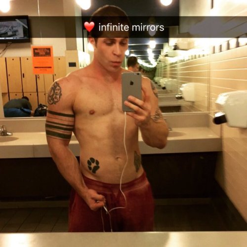 lycanink:  colungafrank:  Ethan Stark       Sexy fucker 