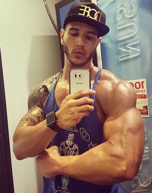 vergasyfetichesgay:  Alan Valdez, Guapo modelo Mexicano enseñando su sexy cuerpazo y rica vergota, el latinos perfecto!  …Para ver mas latinos vergones entra a  vergasyfetichesgay   