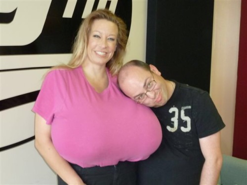 chelseaontheradio:  Chelsea’s Pink Protruding Pontoons at Zed99 FM 