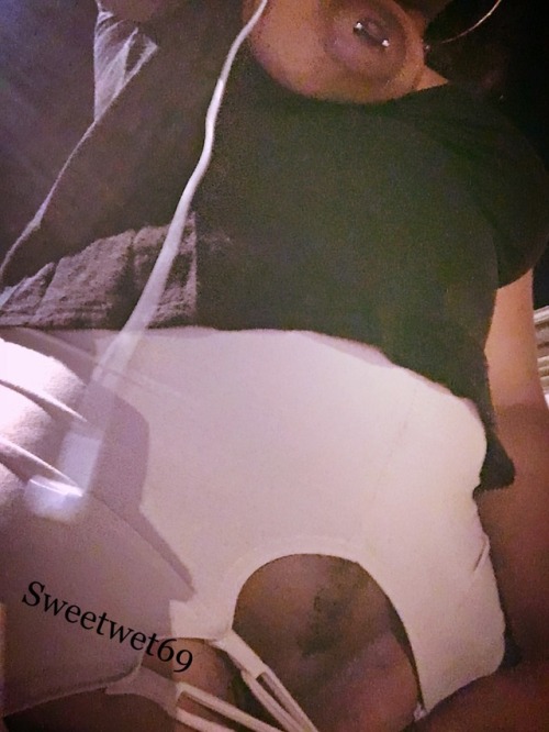 sweetwet69:  My walks aren’t complete without my tits out 😉😋