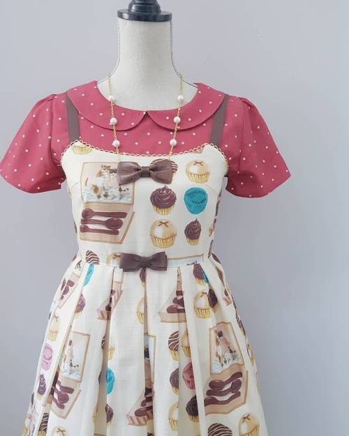 I love this dress mostly because there is a cat wrapping another cat in a blanket #chatonchocolat #l