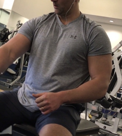 eyelovebulge: My all-time favorite type of guy: tall, built, nice round beefy muscles, handsome, ath