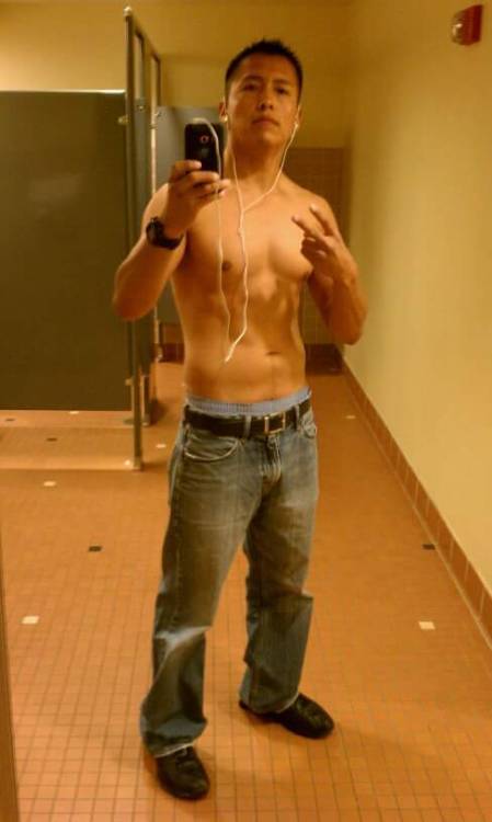 nativeguysobsession:  Roland… Hot as Fuk!!! Fort Lewis College, CO  Like pics.