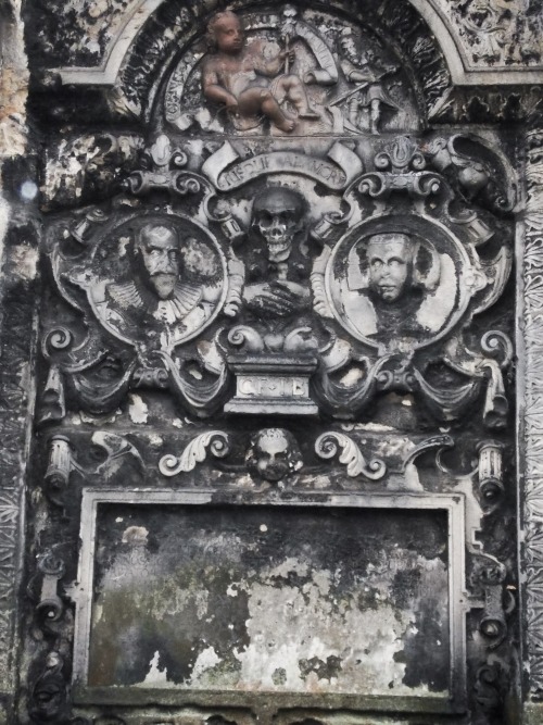 onlucidwings:Skull details in the two graveyards I visited in Edinburgh.(Greyfriar & Old Calton)