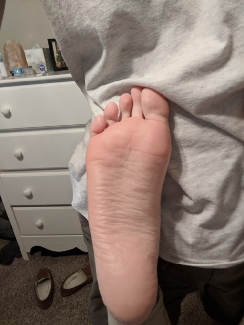 I’m craving some cum on my soles right now PM me for info on custom pictures or videos or acce