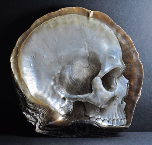 coisasdetere:Filipino artist, Gregory Halili, carves intricate skulls into mother of pearl shells.