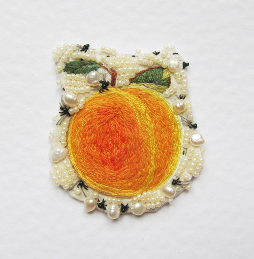 sighihy: lerapetunina:  Apricot and flies, brooch. Hand embroidery, river pearls, glass beads, pale 