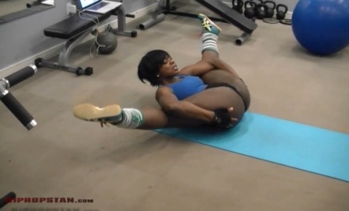Anowa Adjah flexible black woman at the gym