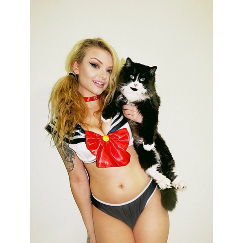nerdygirlsnaked:  What a stunner! Instagram @mermaidelf 