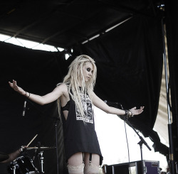 mitch-luckers-dimples:  The Pretty Reckless/