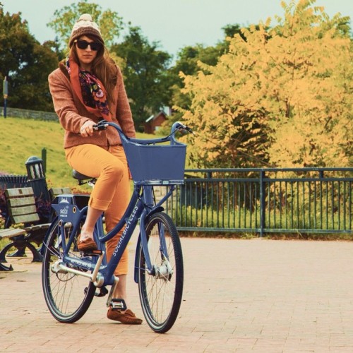 instabicycle:  Via @chet4days: @sobihamilton #bicycle #pose #people #peoplewatching #torontophotogra