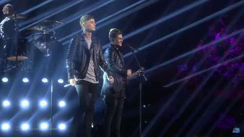 cappuccinochocolateworld:  UK tried to bring 1D to the Eurovision, but could only afford Niall 
