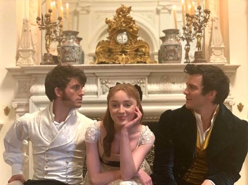 Jonathan Bailey, Phoebe Dynevor And Luke Thompson In Some BTS Photos From Bridgerton S1
