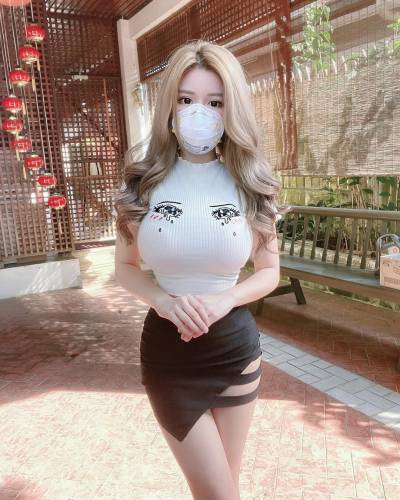 chrisnaustin:jennachewfanpage:Jenna Chew during quarantine If only I were she!