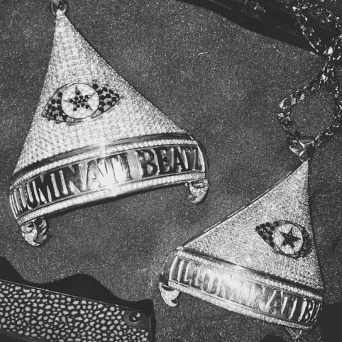 ILLUMINATI BEATZ&hellip;&lt;€&gt; WE HERE! WE WORKAHOLICZ!&hellip; #CreepinOnTheComeUp #IluminatiBea