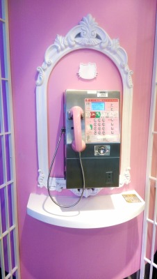 y2kbae:  pinkkapple:  hello kitty phone at