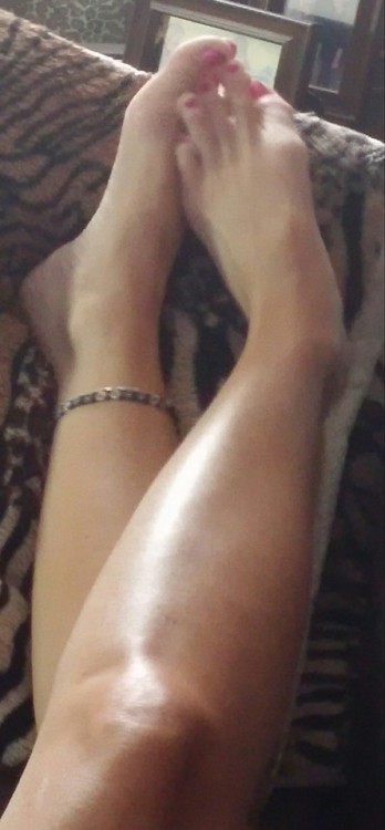 cute10toes: Relaxing after a long day.#feet #toes #barefeet #cutetoes My Aunt Pam has such beautif