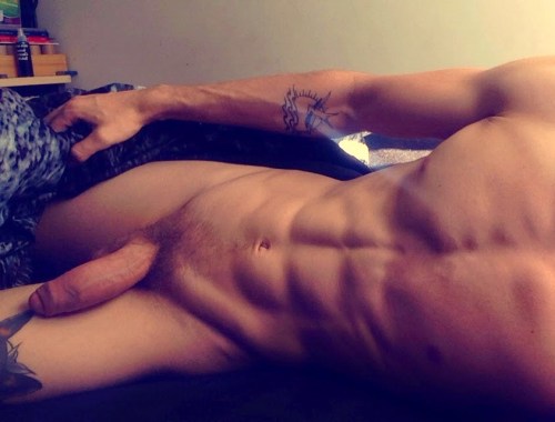 2hot2bstr8:  omg his dick is BEAUTIFUL…..get in my mouthhhh♡♡♡who the hell is this stud???