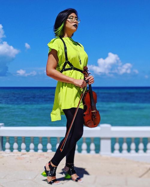 Green and blue. Me and you. ⁣ .⁣ .⁣ .⁣ .⁣ .⁣ Dress from @buffaloexchange ! Silk and green  #violin #