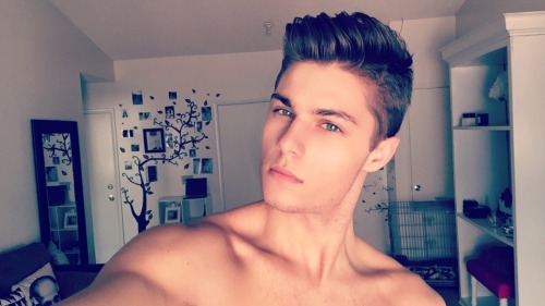 lostide: mattandjones: someone teach me how to selfie  Teach me like????