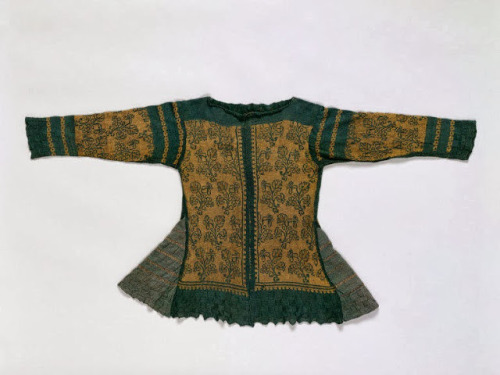shewhoworshipscarlin:Knitted silk jacket, 1600-25.