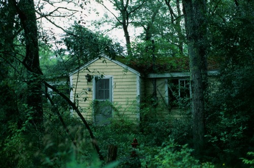 beautyofabandonedplaces: Abandoned summer house in Massachusetts [3091 x 2048] (OC)