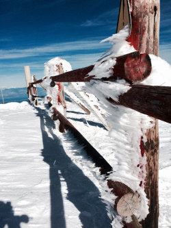 heyfiki:  Frozen fence on the very top of the mountain by Konstantinos Chronopoulos on Flickr. 