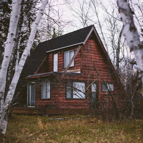 tylorreimer:As the temperature continues to drop, it gets me thinking of finding a cozy cabin to spe