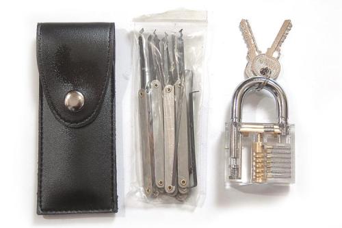 dilbert3mp3:  odditymall:This padlock is made from transparent material so you can easily learn to pick locks.http://odditymall.com/transparent-padlock-lockpicking-learning-set  Somebody buy this for me. I have a bad habit of obsessing over weird skills