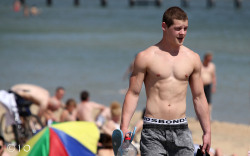undie-fan-99:  Aussie stud walking around the beach with his Bonds waistband exposted! 