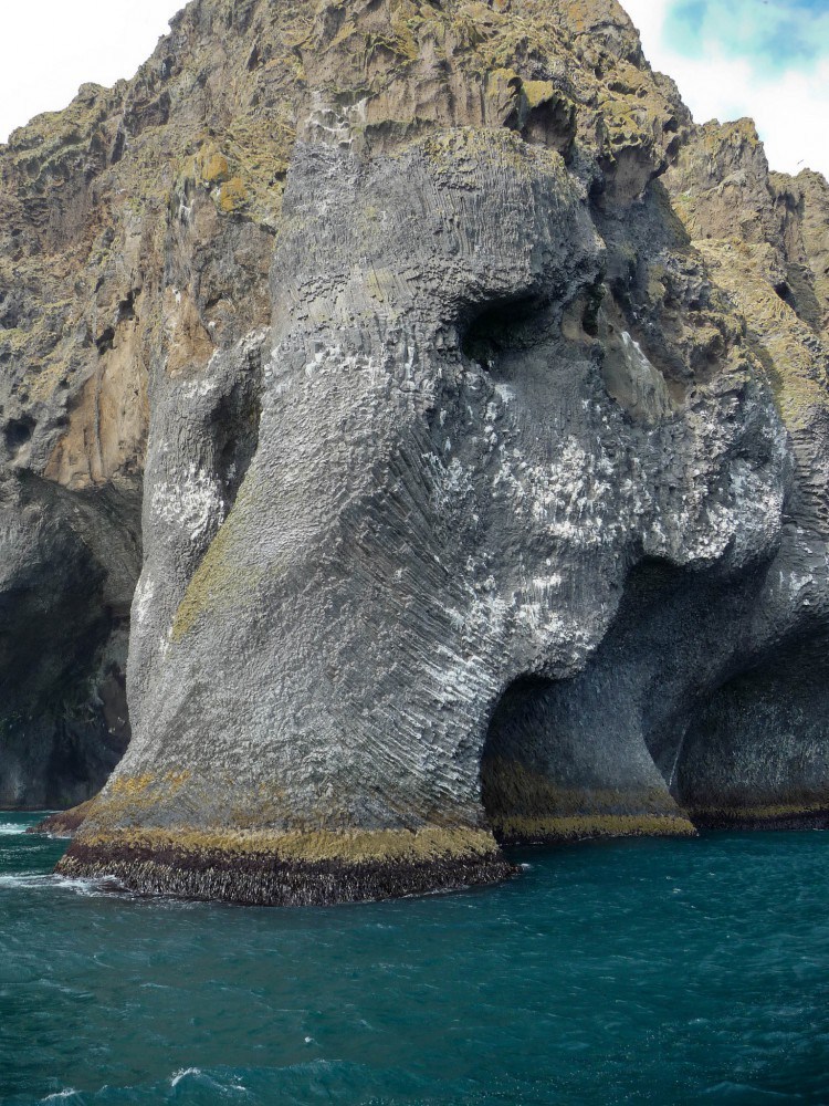 shitmegusta:  laughingsquid:  An Amazing Rock Formation On an Icelandic Island That