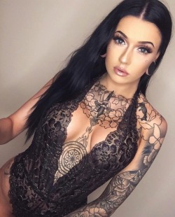 worldtattoogallery: Tattooed Girls: Cloe