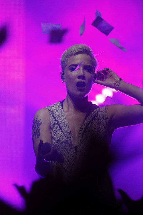 halseyupdates:  [MQ] Halsey performing in New York - 22/10 (photos by Oliver L’Eroe)