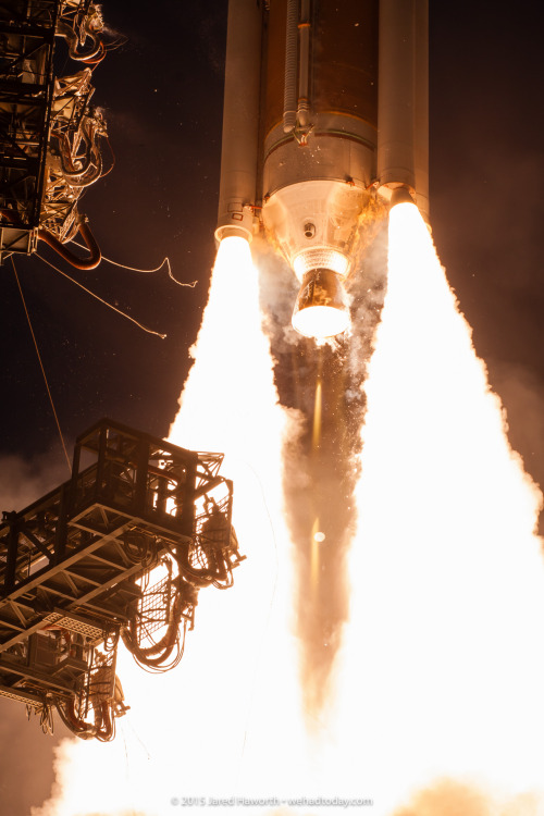 thewelovemachinesposts:  Close-up view of the RS-68A liquid hydrogen/oxygen engine and GEM-60 solid rocket boosters lifting a Delta IV to orbit, July 23, 2015  Source: https://imgur.com/ziQNpQ4 