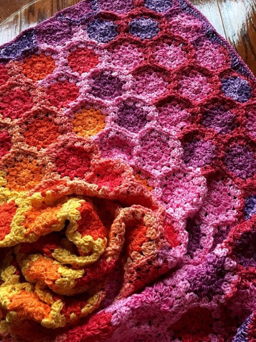 cypresstextiles:Cozy Flowers Blanket is a freebie that’s seriously perfect as a stash buster. 