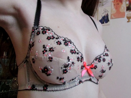 tind3rbox:  Can’t get over how much I love this bra!