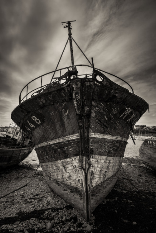 Vieux bateaux à Camaret-sur-Mer, presqu’île de Crozon, Bretagne, France.Old boats