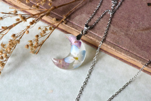 littlealienproducts:Pressed Flowers ‘Luna’ Necklace byLunaFloraDesigns