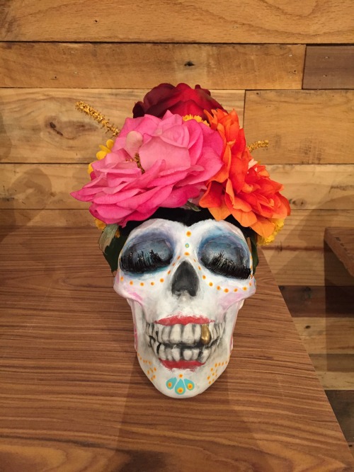 teratomarty:nosarcasmforyou:la–calavera:Dia De Los Muertos calavera art show @ La Bodega galle