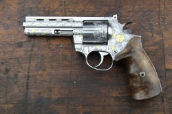 whiskeyandspentbrass:  Engraved Janz revolver