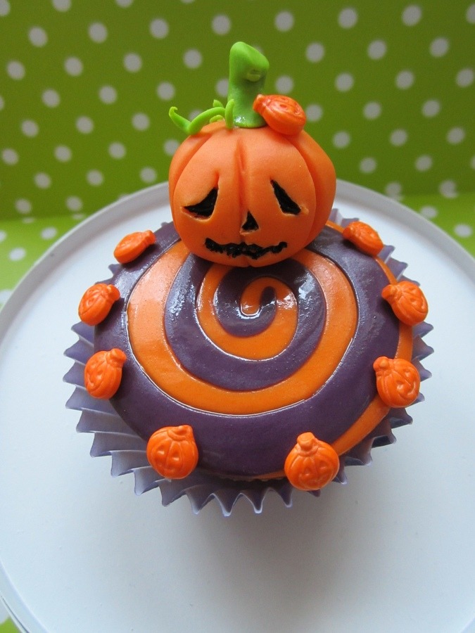 thecakebar:  Gorgeous Halloween Fondant Cupcakes 