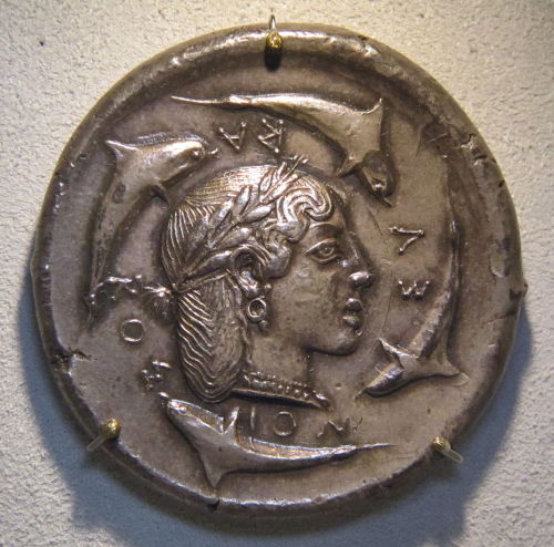 Head of nymph Arethusa r. w. aspect of queen Demarete; Syracuse, during the tyranny of Gelo 485-478 