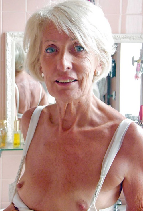 thesoftnessofolderwomen:  maturephotosforyou:  More live girls: http://is.gd/xEXZ0y  14