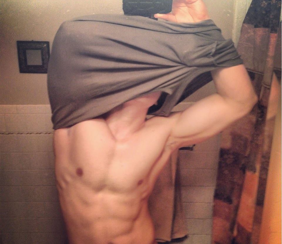 striaghtserve:  aplethoraofmen:  He loves the water  Very hot man 