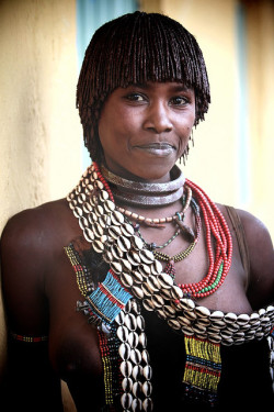 Ethiopian Hamar woman, by Ingetje Tadros.