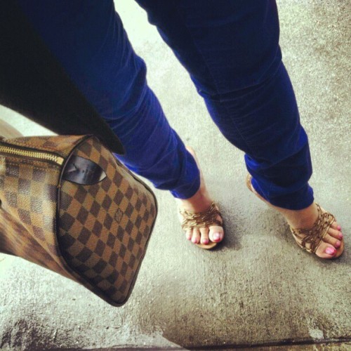 Asian MILF toes.