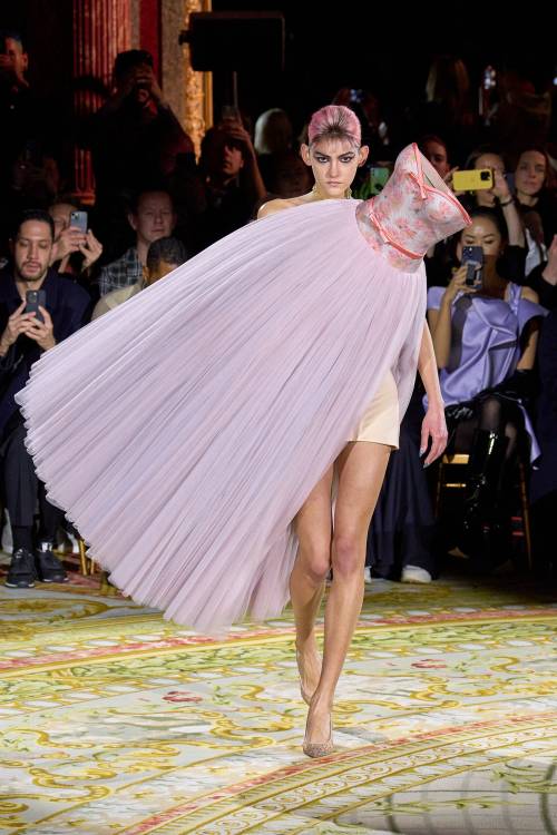 shiftingpath:  sexygaywizard:fashion-runways: