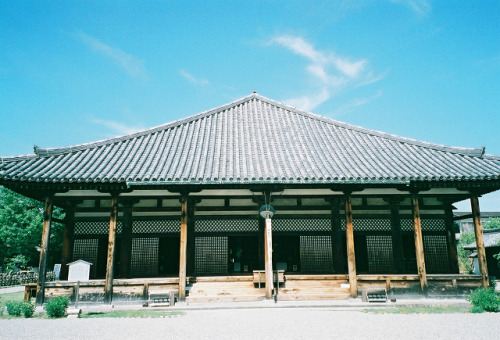 元興寺 3枚目は、日本最古・飛鳥時代の瓦を撮ったもの。 遥かな時を超えて、実際目の前にすると、とても不思議な気持ちになるのでした。
