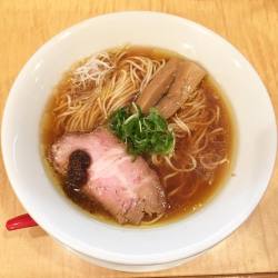 japanesefoodie:  Shoyu ramen with black truffle oil at Tsuta Soba, the first Michelin ramen shop. Making from high quality local ingredients and firm handmade noodles, this bowl is pretty much perfect with a luxurious aroma from the black truffle oil.