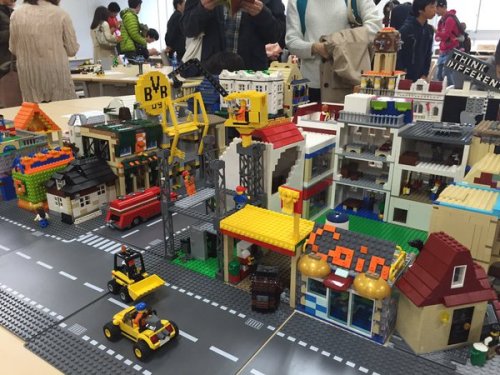 どーも僕です。（どもぼく）‏@domoboku東大レゴ部。日本トップの頭脳を駆使して一つの街をレゴで作る。そして日本の頭脳はアヒルも作る。